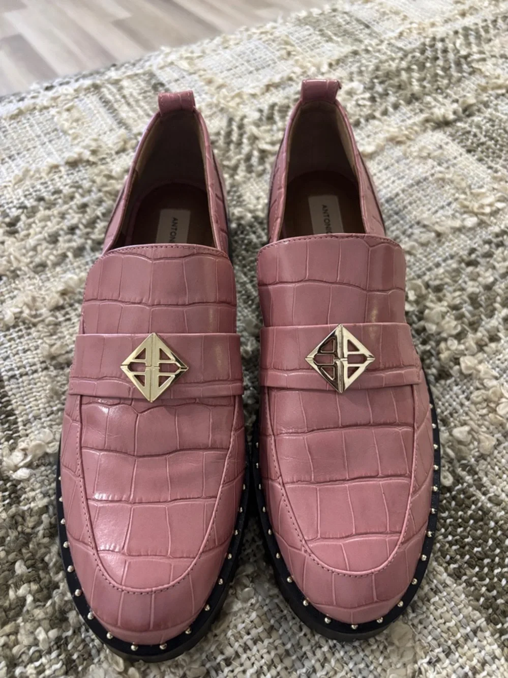 Antonio Melani Pink Croc-Embossed Arrllo Lug Sole Loafers with Gold Accent Sz 9‎
